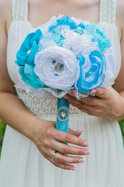 A menyasszony kezében mesterséges csokor esküvői — Stock Fotó