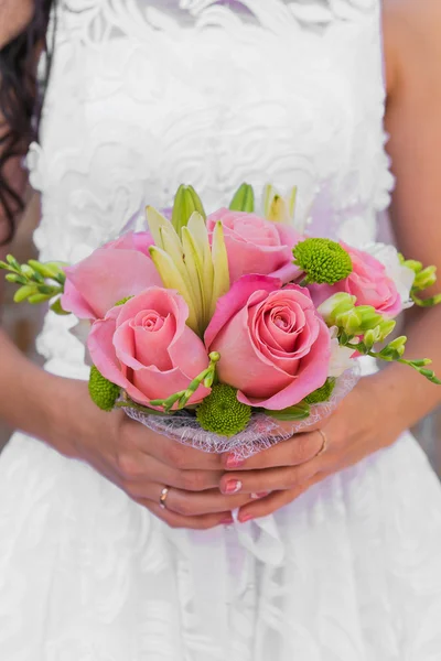 Buquê de casamento de rosas e folhas rosa — Fotografia de Stock