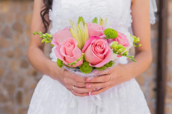 Wedding bouquet of pink roses and leaves — Stock Photo, Image