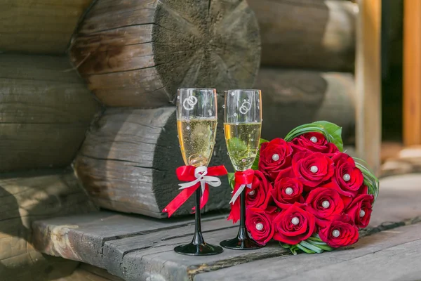 Wedding bouquete and glasses of champagne — Stock Photo, Image