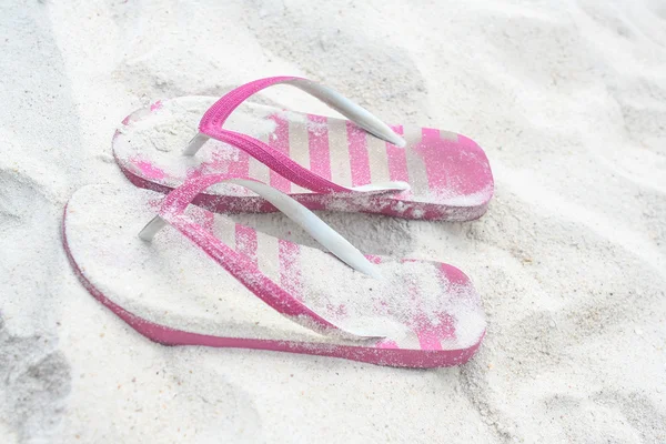 Par de sandália listrada rosa no fundo branco — Fotografia de Stock