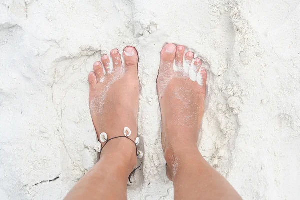Stopy na białym piasku. — Zdjęcie stockowe