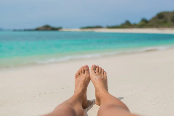 Die nackten Füße der Frau am Strand. — Stockfoto