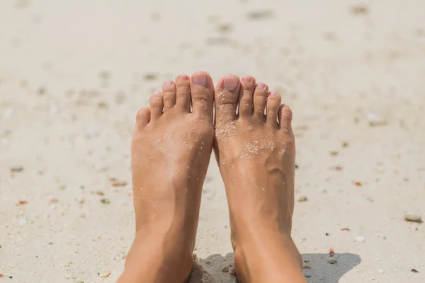 Kobiety nagie stopy na plaży. — Zdjęcie stockowe