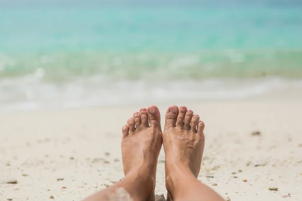 Kobiety nagie stopy na plaży. — Zdjęcie stockowe