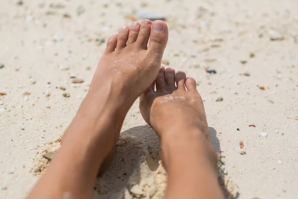 Pés nus de mulher na praia . — Fotografia de Stock