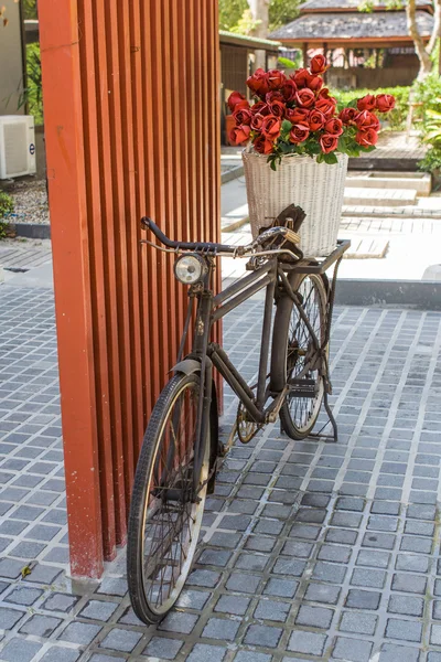 ช่อดอกไม้บนจักรยาน — ภาพถ่ายสต็อก