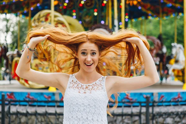 Linda menina de cabelo vermelho — Fotografia de Stock