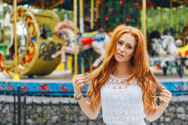 Hermosa chica de pelo rojo —  Fotos de Stock