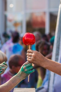 karamelli elma. karamelli elma tutan eller