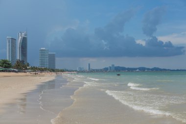 Bir plajda ağır bulutlar