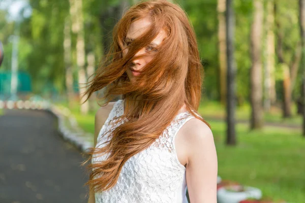 Portret van rood haar meisje. — Stockfoto