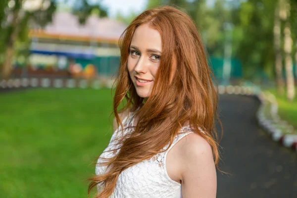 Portret van rood haar meisje. — Stockfoto