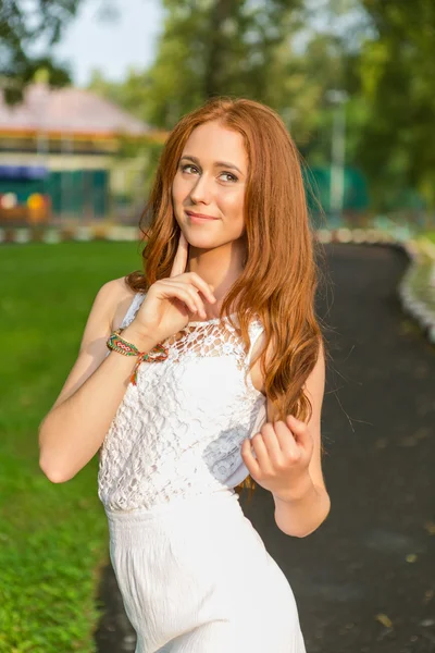 Portret van rood haar meisje. — Stockfoto