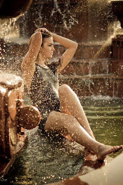 Sexig kvinna i fontän. — Stockfoto