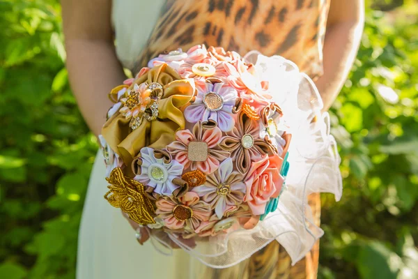 Handmade ribbon wedding bouquete. — Stock Photo, Image