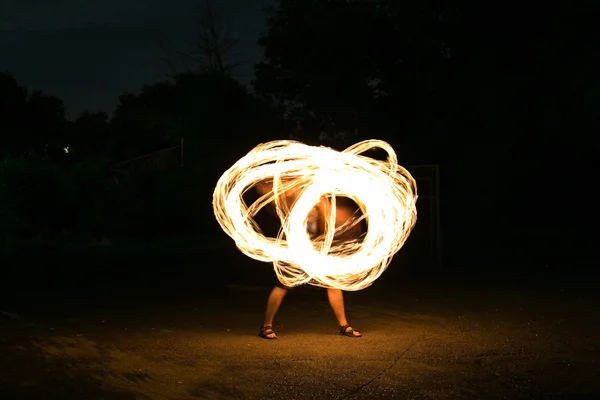 Fireshow muž v akci — Stock fotografie