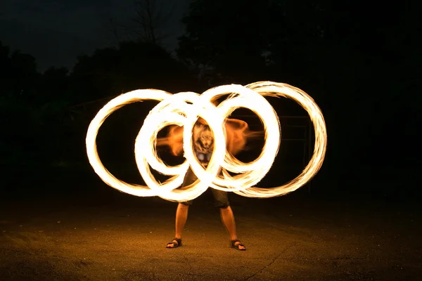 Show de fogo homem em ação — Fotografia de Stock