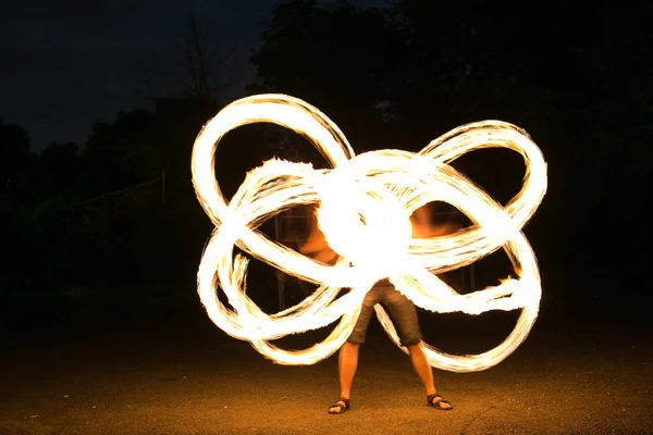 Show de fogo homem em ação — Fotografia de Stock