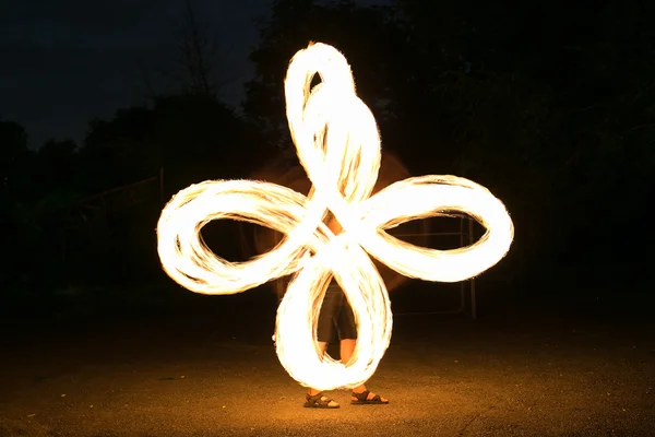 Fireshow muž v akci — Stock fotografie