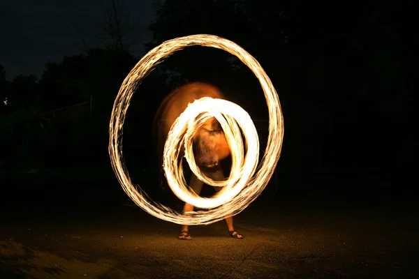 Fire-show hombre en acción —  Fotos de Stock