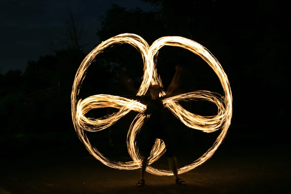 Fire-show hombre en acción —  Fotos de Stock