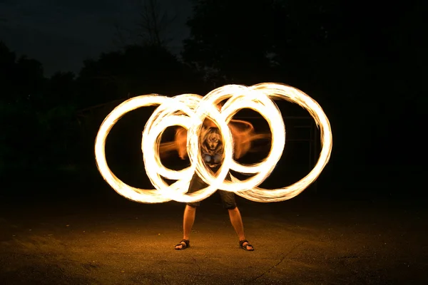 Show de fogo homem em ação — Fotografia de Stock