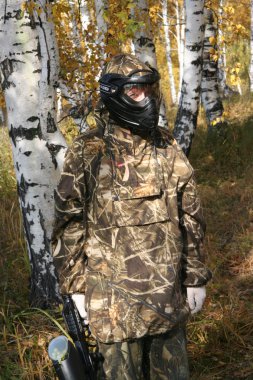 Paintball oynamak kız.