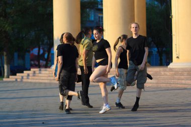 Bir grup insan İrlandalı dans dans