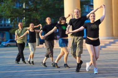 Bir grup insan İrlandalı dans dans