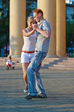 İnsanlar sokakta dans.