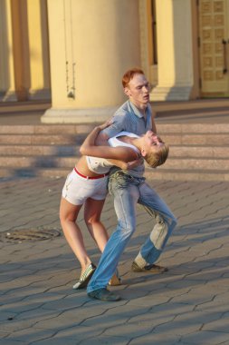 İnsanlar sokakta dans.