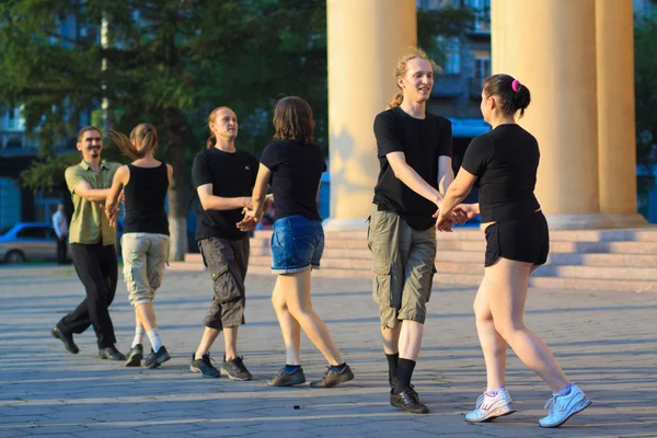 Grupp människor dansar irländska dans — Stockfoto