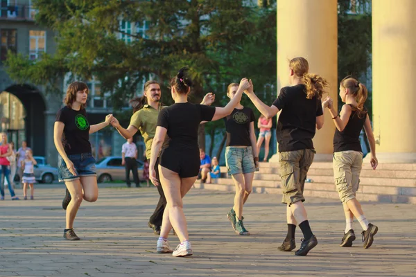 Grupo de pessoas estão dançando dança irlandesa — Fotografia de Stock