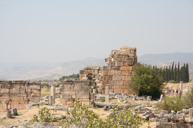 Hierapolis 'teki antik kalıntılar, Pamukkale, Türkiye.