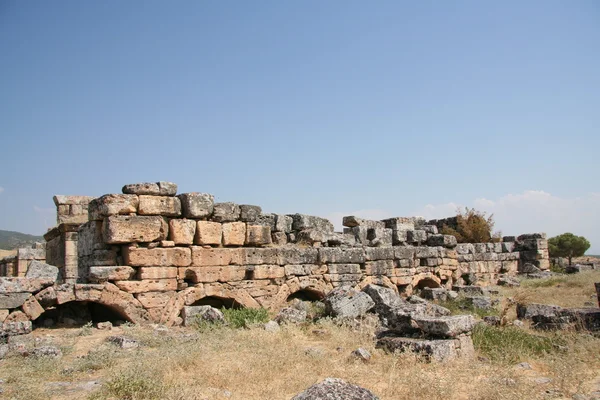Ruínas antigas em Hierapolis, Pamukkale, Turquia. — Fotografia de Stock