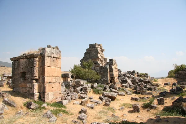 Starověké zříceniny v Hierapolis, Pamukkale, Turecko. — Stock fotografie