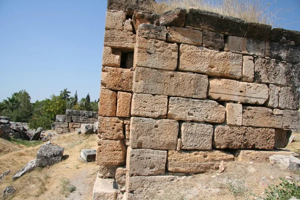 Ruínas antigas em Hierapolis, Pamukkale, Turquia. — Fotografia de Stock