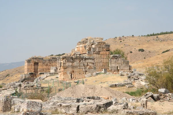 Starověké zříceniny v Hierapolis, Pamukkale, Turecko. — Stock fotografie