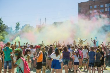 İnsanlar dans ve renk atma sırasında kutluyor. 7 Temmuz 2015