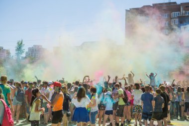İnsanlar dans ve renk atma sırasında kutluyor. 7 Temmuz 2015