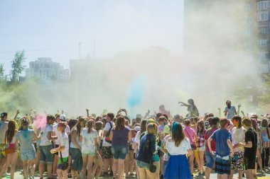 İnsanlar dans ve renk atma sırasında kutluyor. 7 Temmuz 2015