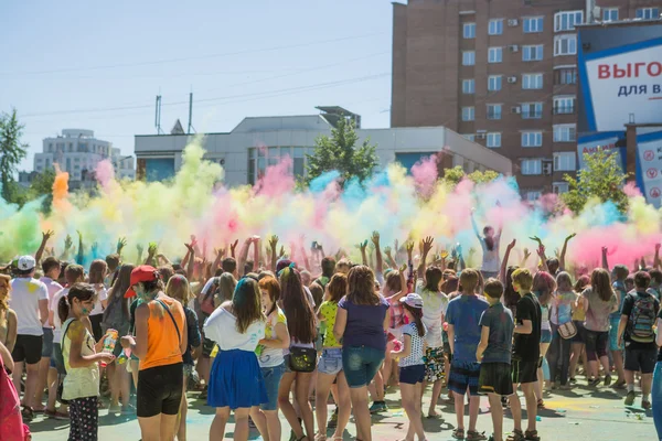 Ludzi, taniec i świętuje w trakcie kolor rzucać. 7 lipca 2015 — Zdjęcie stockowe