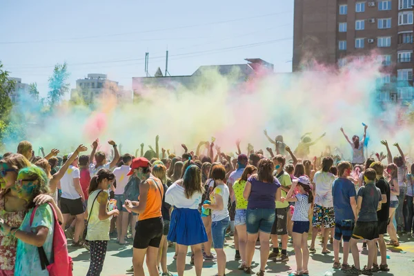 Gente bailando y celebrando durante el lanzamiento de color. julio 7, 2015 — Foto de Stock