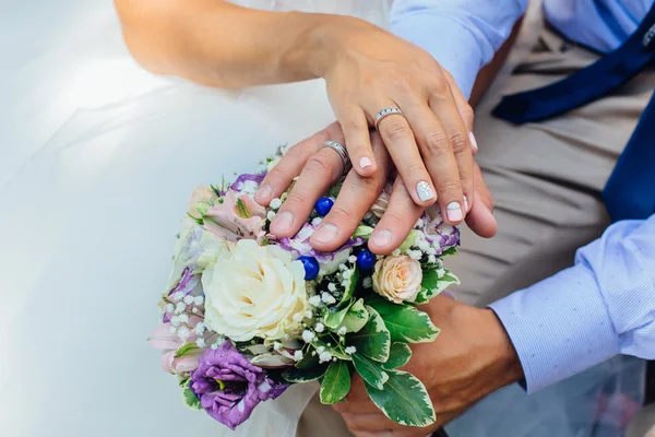 Руки нареченого і нареченого . — стокове фото