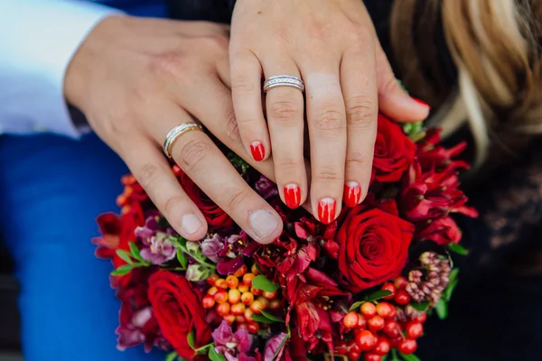 A menyasszony és a vőlegény keze. — Stock Fotó