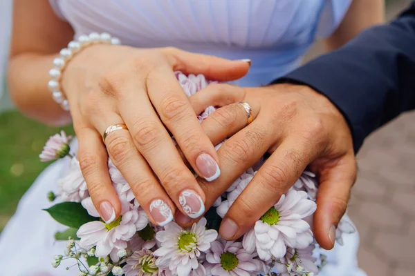 Ruce nevěsty a ženicha. — Stock fotografie
