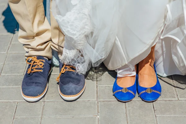 Pés de noivo e noiva — Fotografia de Stock