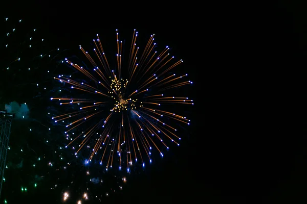 Hermosos fuegos artificiales de vacaciones coloridos . — Foto de Stock