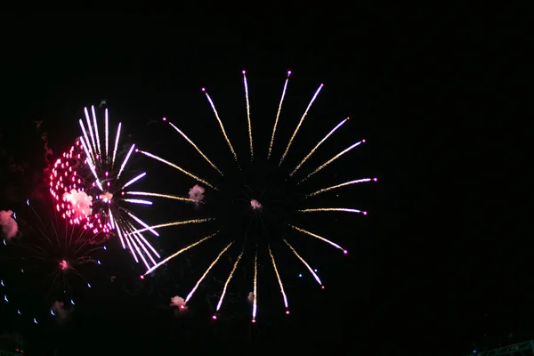 Belos fogos de artifício coloridos férias . — Fotografia de Stock